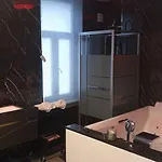 La Gold Wellness Jacuzzi & Sauna דירה *