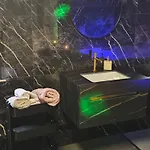 La Gold Wellness Jacuzzi & Sauna