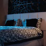 La Gold Wellness Jacuzzi & Sauna דירה *