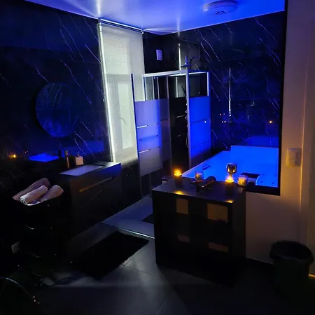 La Gold Wellness Jacuzzi & Sauna アパート