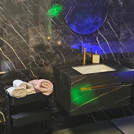 La Gold Wellness Jacuzzi & Sauna
