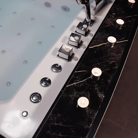La Gold Wellness Jacuzzi & Sauna セラン