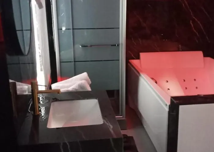 La Gold Wellness Jacuzzi & Sauna