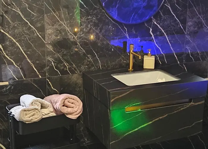 La Gold Wellness Jacuzzi & Sauna